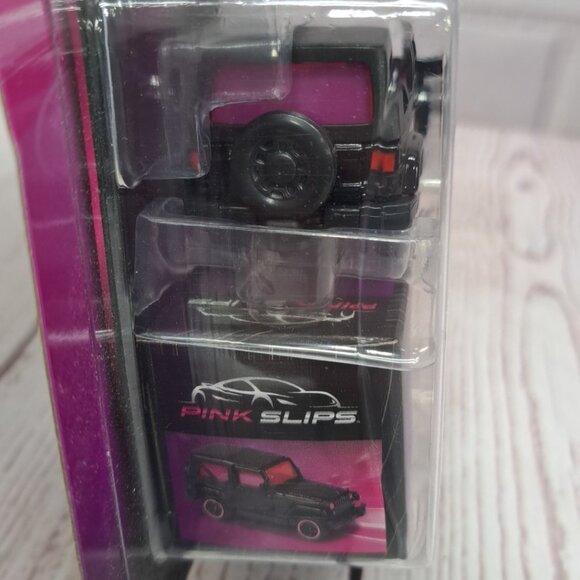 Jada Toys Pink Slips Jeep Wrangler Rubicon Black with Pink Wheels - Picture 4 of 6